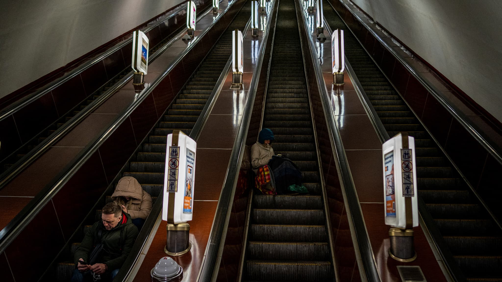 Des habitants réfugiés dans le métro lors de frappes russes à Kiev, en Ukraine, le 9 mars 2023 Des habitants réfugiés dans le métro lors de frappes russes à Kiev, en Ukraine, le 9 mars 2023