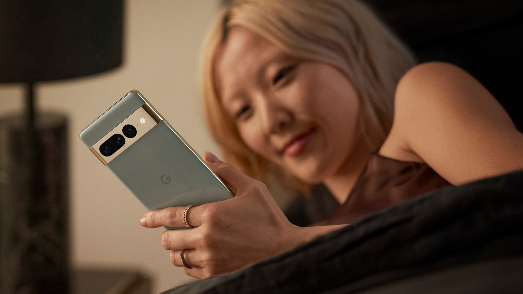 Le dos du Google Pixel 7 Pro est en verre coloré. Le dos du Google Pixel 7 Pro est en verre coloré.