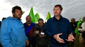 L'eurodéputé écologiste Yannick Jadot (à droite) avec un porte-parole du collectif "Bassines Non Merci" Julien Le Guet (à gauche) avant une manifestation contre un projet de réserve d'eau à Sainte-Soline le 29 octobre 2022