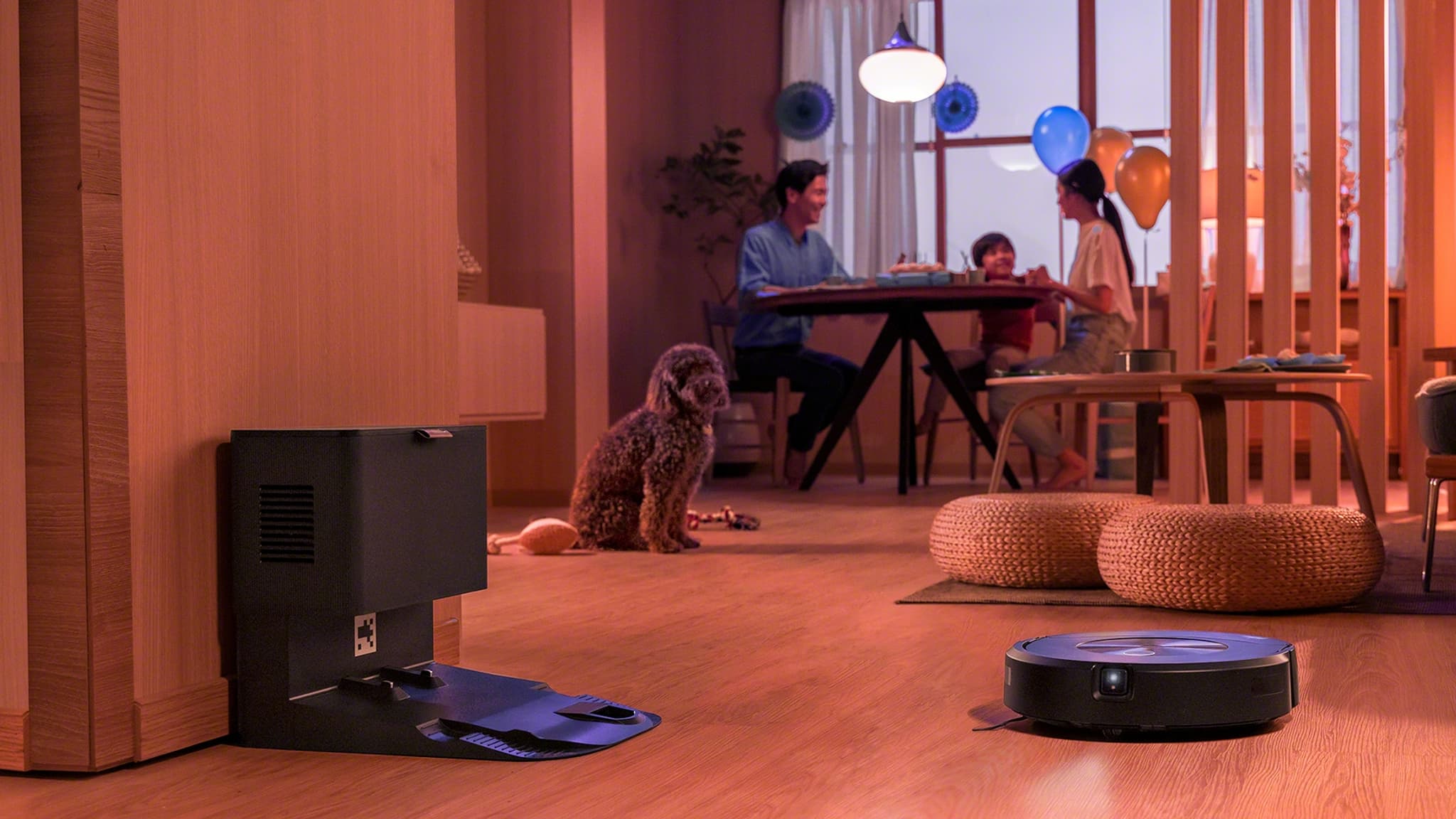 Le Roomba Combo j7 apprend les habitudes des occupants du logement. Le Roomba Combo j7 apprend les habitudes des occupants du logement.