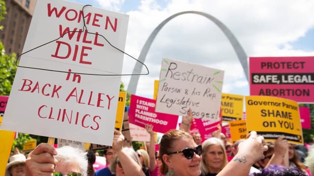 Des milliers de personnes ont défilé jeudi pour défendre la clinique du Missouri