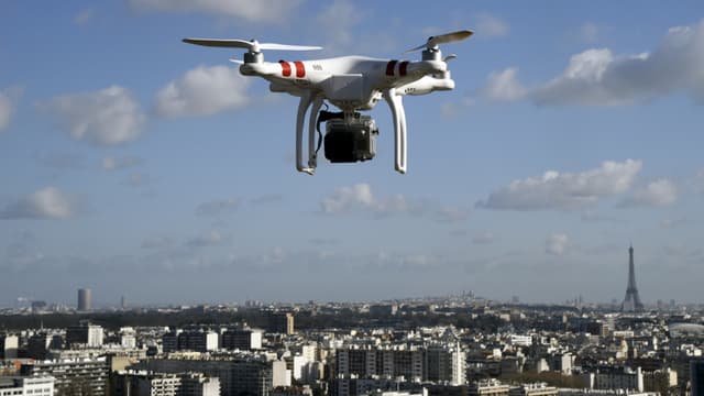Un drone à Paris, image d'illustration.