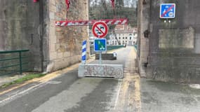 Des riverains réclament la réouverture du pont de l'Île Barbe à Lyon, fermé aux voiture depuis 2021 à cause de son mauvais état.