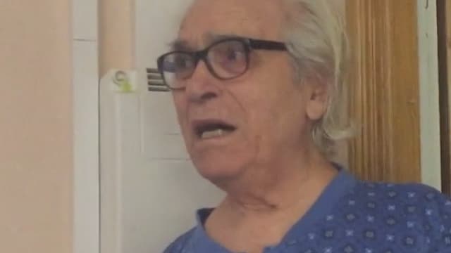 Pierre Caputo sur le seuil de son appartement après le passage du RAID et de la BRI.