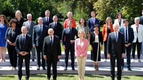 Les membres du gouvernement posent pour la photo officielle le 29 juillet 2020 à l'Elysée