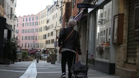 Une femme marchant dans une rue d'Ajaccio pendant le deuxième confinement.