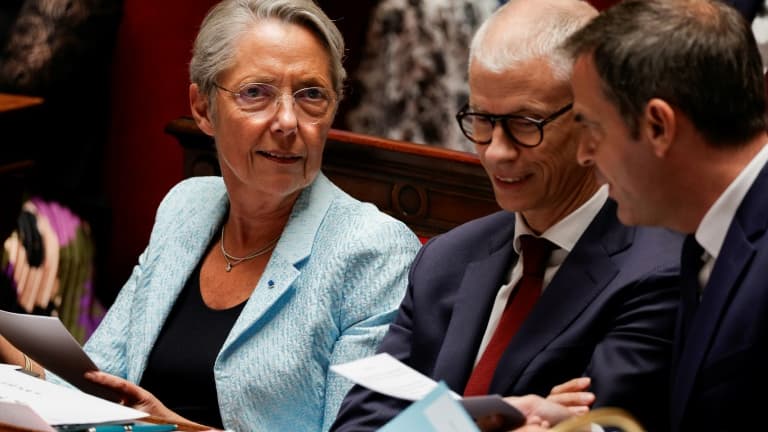 La Première ministre Elisabeth Borne (à gauche) le ministre des Relations avec le Parlement Franck Riester (au centre) et le porte-parole du gouvernement Olivier Véran (à droite) à l'Assemblée nationale à Paris le 27 juin 2023