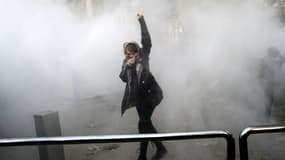 Une jeune femme manifeste devant l'université de Téhéran, en Iran, le 30 décembre 2017. 