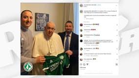 Le pape François posant avec le maillot de l'US Avellino