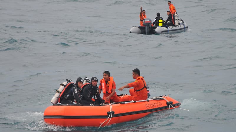 Les recherches se poursuivent pour retrouver les corps des victimes du crash de l'avion d'AirAsia.
