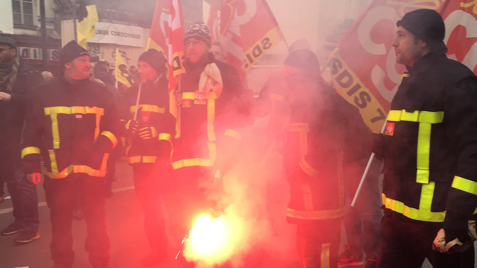 Des sapeurs-pompiers font partie des manifestants à Paris.