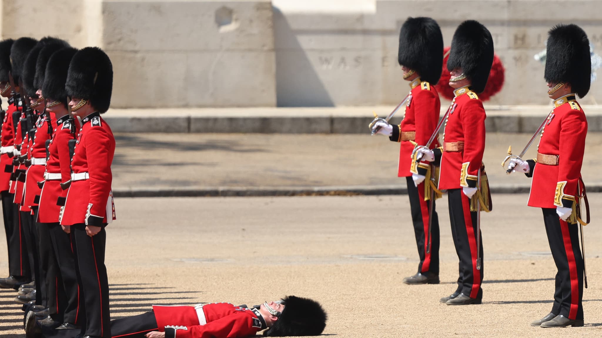 Un membre des Grenadiers s'évanouit lors de la revue du colonel à Horse Guards Parade, à Londres, le 10 juin 2023, avant le défilé de l'anniversaire du roi.