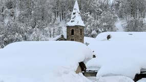 Un village des Alpes sous la neige (photo d'illustration).