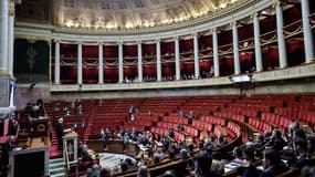 La présidente du groupe parlementaire du Rassemblement national, Marine Le Pen, s'adresse à l'auditoire quasi-vide lors d'un débat et avant un vote sur une motion de censure contre le Premier ministre français Sébastien Lecornu à l'Assemblée nationale, à Paris, le 23 janvier 2026.