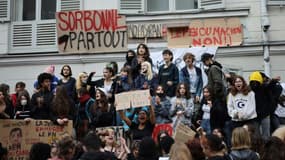 Des jeunes rassemblés devant le lycée  Lamartine à Paris le 19 avril 2022  pour faire entendre leur voix dans l'entre-deux-tours de l'élection présidentielle. 