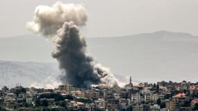 De la fumée s'échappe lors du bombardement israélien sur le village de Khiam, dans le sud du Liban, près de la frontière avec Israël, le 19 juin 2024, dans un contexte de tensions transfrontalières persistantes alors que les combats se poursuivent entre Israël et le Hamas dans la bande de Gaza.
