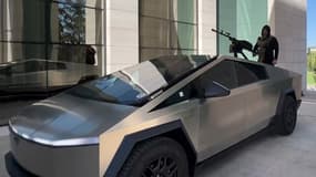 Le Tchétchène Ramzan Kadyrov sur le Cybertruck armé d'une mitrailleuse offert par Tesla et Elon Musk à la Russie.