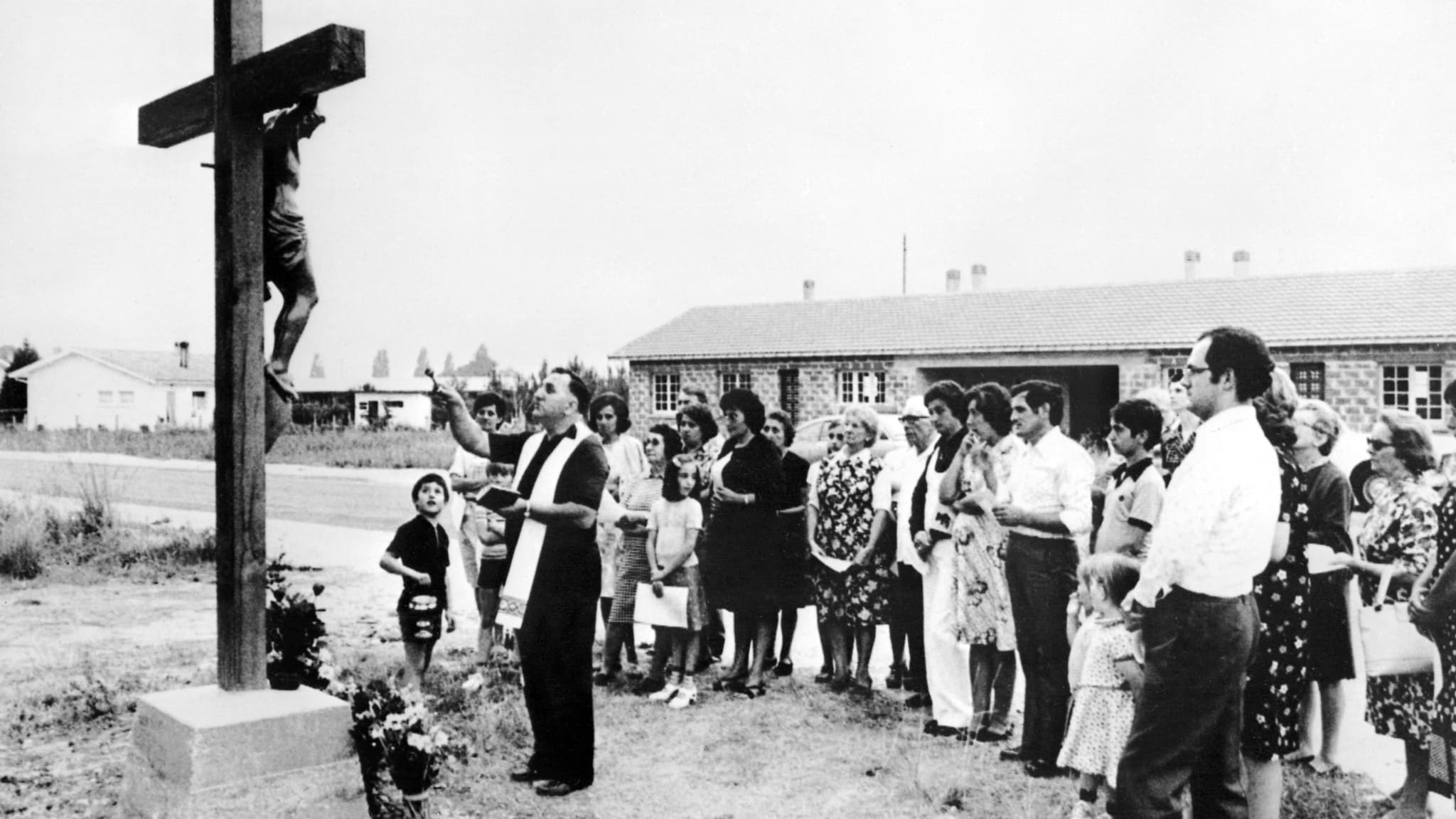 Des habitants de la commune de Lesparre-Médoc prient, le 28 juin 1976, pour que la pluie fasse son apparition et mette fin à la sécheresse qui fait des ravages dans les cultures. Des habitants de la commune de Lesparre-Médoc prient, le 28 juin 1976, pour que la pluie fasse son apparition et mette fin à la sécheresse qui fait des ravages dans les cultures.