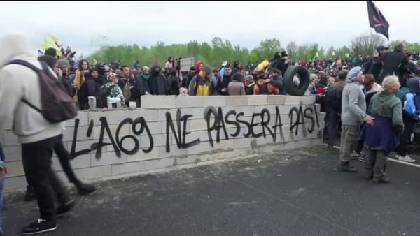 Un mur de briques érigé par des manifestants opposés à la construction de l'A69 entre Toulouse et Castres, ce samedi 22 avril.