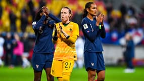 Aissatou TOUNKARA (France), Pauline PEYRAUD MAGNIN (France) et Wendie RENARD (France) saluent les supporters après le match du tour de qualification de la Coupe du Monde Féminine de la FIFA 2023 entre la France et la Slovénie au MMA Arena le 12 avril 2022 au Mans, France.