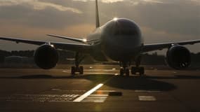 Boeing a annoncé vendredi l'arrêt ses livraisons de 787 Dreamliner en attendant que l'administration de l'aviation civile américaine approuve le plan levant les inquiétudes liées aux batteries lithium-ion responsables de plusieurs incidents techniques réc