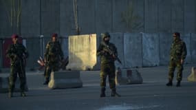 Des forces de sécurité afghanes dans une rue de Kaboul après un attentat suicide, le 12 avril 2017