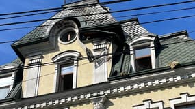 Un immeuble résidentiel touché par un drone rempli d'explosifs à Kiev