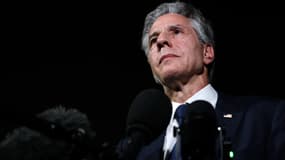 Le secrétaire d'État américain Antony Blinken s'adresse aux journalistes sur le tarmac de Doha, le 20 août 2024.
