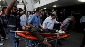 Un Palestinien blessé dans des heurts avec des soldats israéliens dans la bande de Gaza, le long de la frontière israélienne, est transporté à l'hôpital de Gaza, le 27 avril 2018