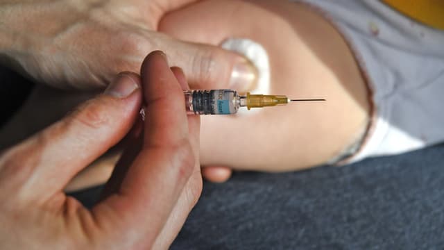 Image d'illustration - Un médecin vaccine un enfant le 31 octobre 2017 à Quimper