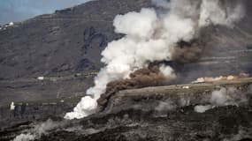 Une nouvelle coulée de lave du volcan Cumbre Vieja aux Canaries se déverse dans la mer