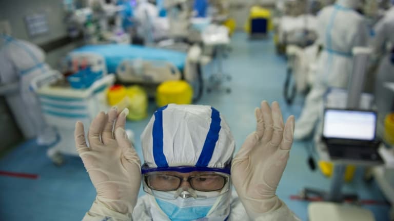 Une infirmière le 22 février 2020 dans le département d'urgence de l'hôpital de  Wuhan,  où sont traités des patients contaminés par le coronavirus