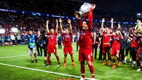 Virgil van Dijk avec le trophée de la Ligue des champions, à Madrid le 1er juin 2019