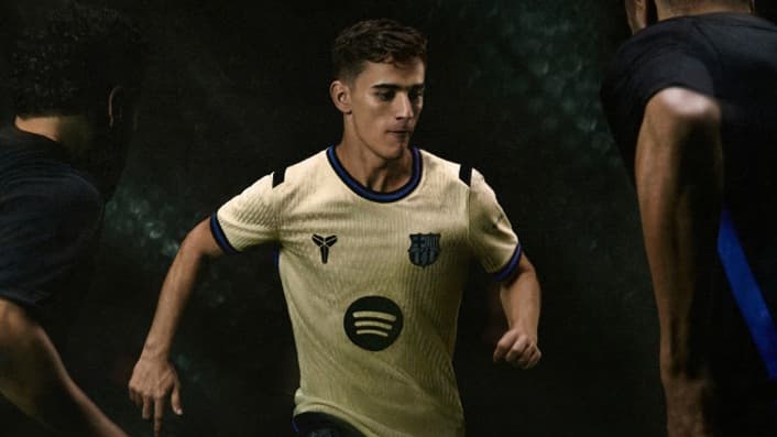 Gavi avec le nouveau maillot extérieur du FC Barcelone en hommage à Kobe Bryant, le 29 juillet 2025 Gavi avec le nouveau maillot extérieur du FC Barcelone en hommage à Kobe Bryant, le 29 juillet 2025