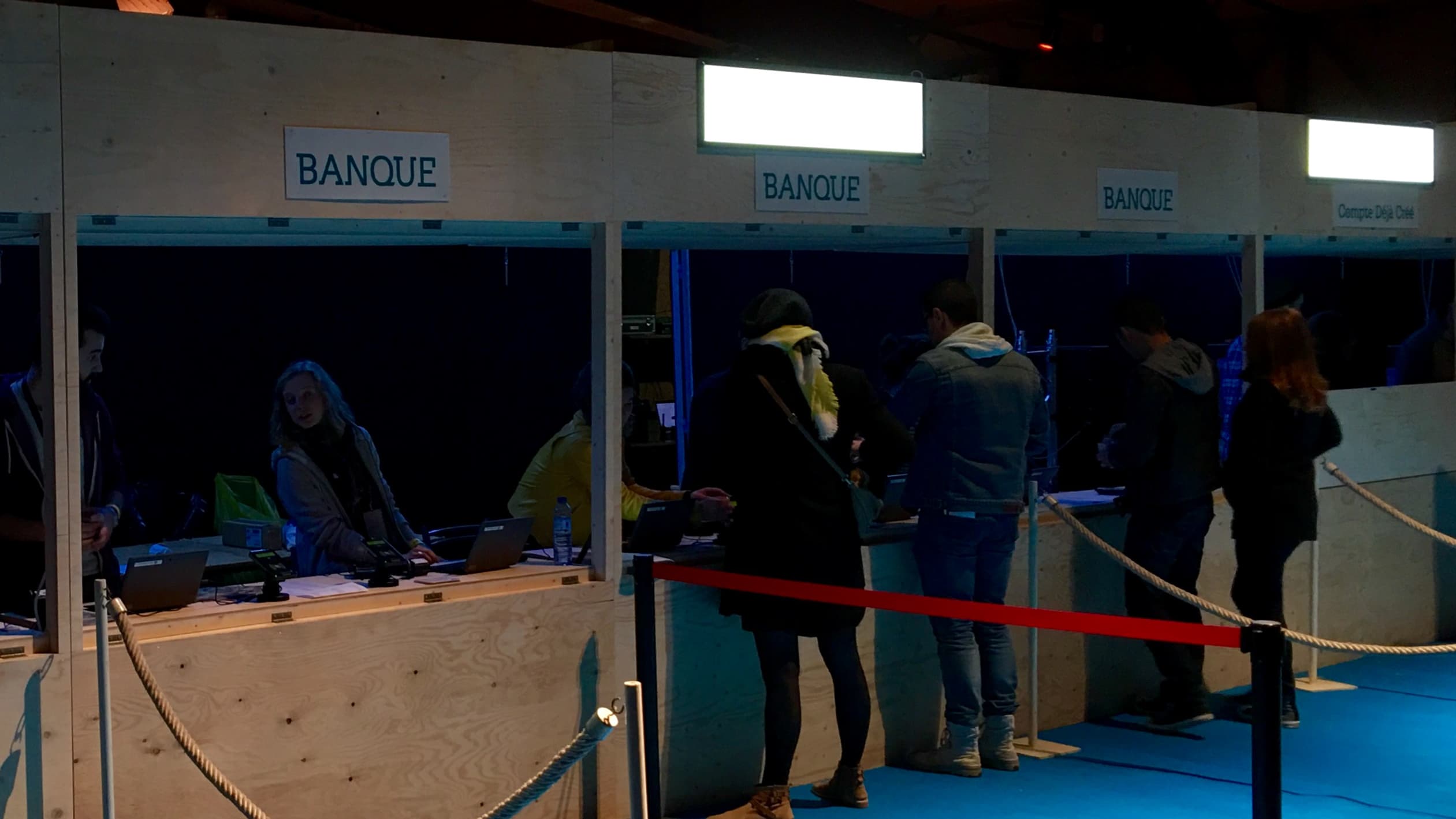 L'un des guichets où l'on transfère de l'argent sur son bracelet. L'un des guichets où l'on transfère de l'argent sur son bracelet.