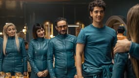 Eleazar Ortiz (Antonio), Montse Guallar (Victoria), Natalia Verbeke (Frida), Carlos Santos (Rafa) et Pau Simon (Max) dans la série "El refugio atomico".