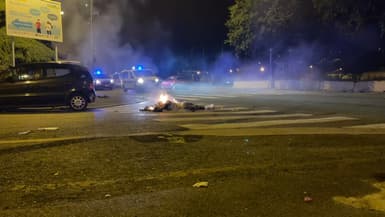 Un feu de détritus au milieu de la route dans le quartier de l'Ariane à Nice lors de violences urbaines le 29 juin 2023.