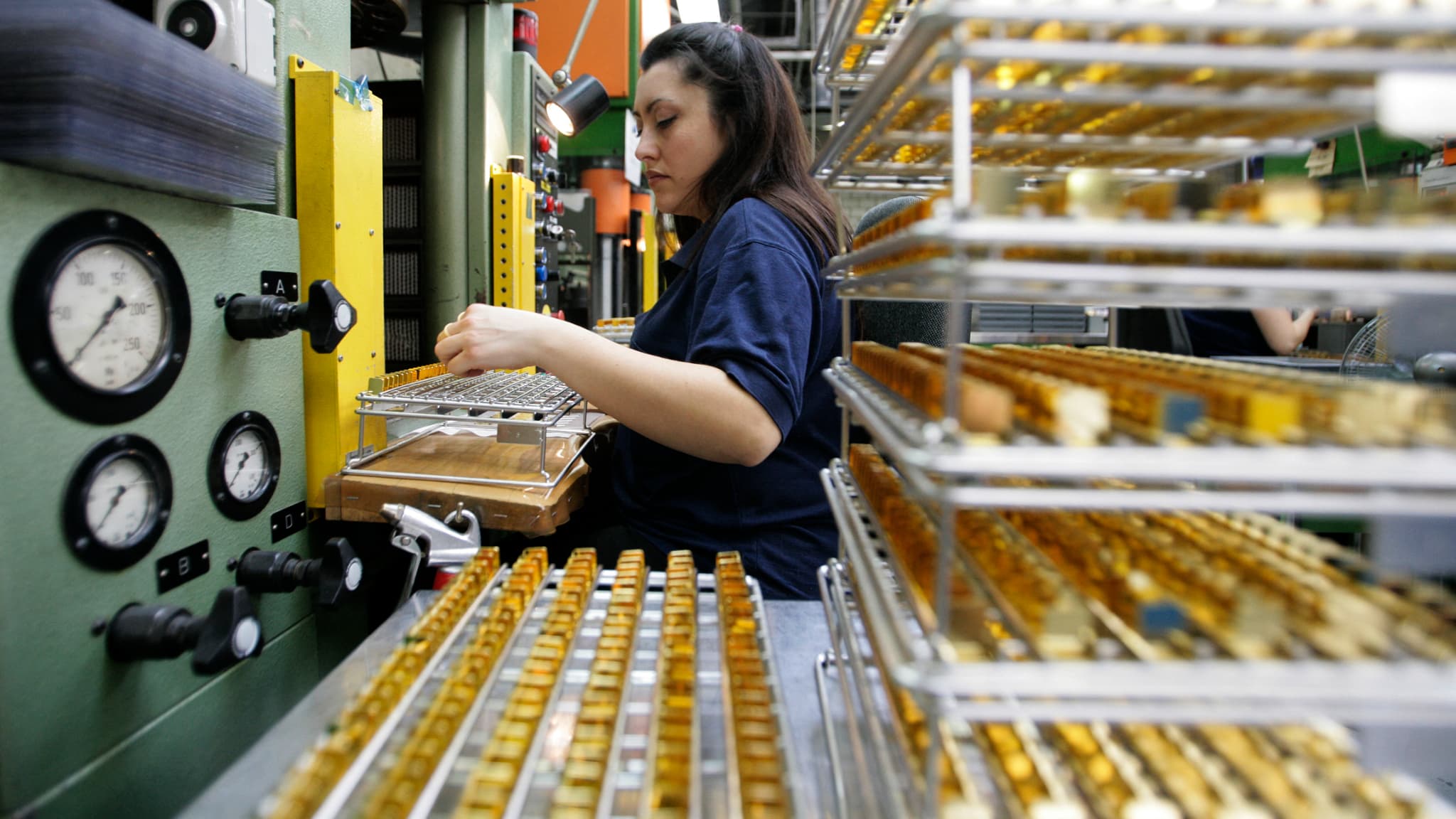 Un employé grave des inscriptions sur des lingots d'or, le 6 avril 2009, dans l'usine d'Argor-Heraeus SA, société de raffinage et de fabrication de lingots d'or, à Mendrisio, dans le sud de la Suisse. 
