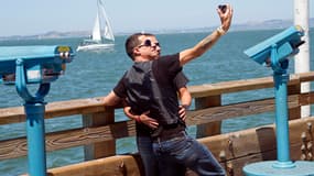 Le "selfie" consiste à se prendre en photo avec son téléphone portable, avant de faire circuler la photo sur les réseaux sociaux (Photo d'illustration)