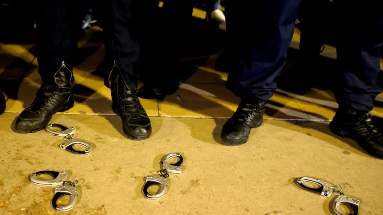Des policiers français ont déposé des menottes à terre, lors d'une manifestation sur la place du Trocadéro à Paris le 14 juin 2020