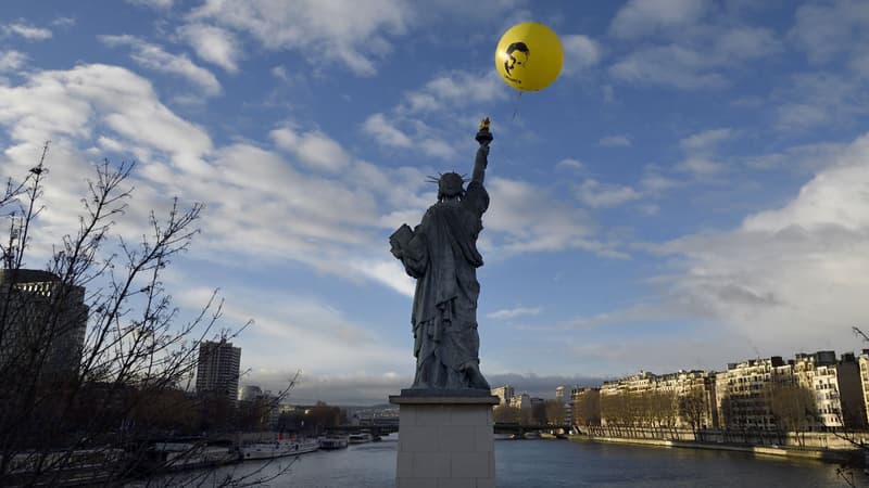 Un ballon à l'effigie d'Edward Snowden au-dessus de la réplique de la statue de la liberté à Paris 