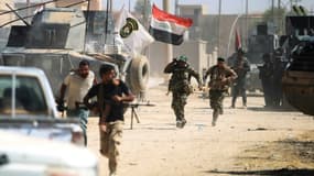 Les blindés de l'armée irakienne et des unités paramilitaires du Hachd al-Chaabi avançent dans Tal Afar, le 24 août 2017