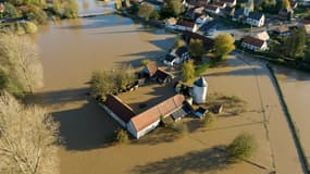 Vue aérienne d'Esquerdes, dans le Pas-de-Calais, le 11 novembre 2023