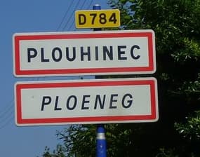 Plouhinec, dans le Finistère, et Plouhinec, dans le Morbihan, sont séparées de 120 km et pourtant, on les prend souvent l'une pour l'autre. 