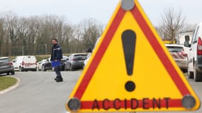 Un panneau routier public indiquant « accident » est affiché sur les lieux d'un accident où un train de transport express régional (TER) français est entré en collision avec un véhicule militaire à un passage à niveau à Bailleul-Sir-Berthoult, dans le nord de la France, le 17 mars 2025.