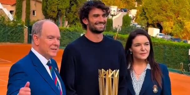 Valentin Vacherot entre le prince Albert II de Monaco et Mélanie-Antoinette de Massy, présidente de la Fédération monégasque de tennis