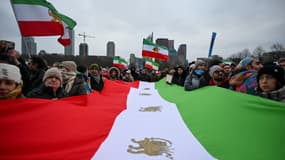 Des manifestants se rassemblent à La Haye, aux Pays-Bas, le 10 janvier 2026, en soutien aux protestations en Iran.