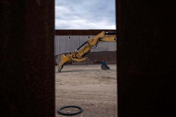 Les travaux arrêtés d'une section renforcée de la clôture frontalière entre les États-Unis et le Mexique, à l'est de Tijuana, dans l'État de Basse-Californie, au Mexique. 