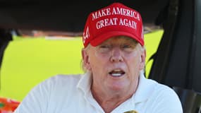 Donald Trump assistant à un tournoi de Golf à Bedminster aux Etats-Unis, le 11 août 2023.