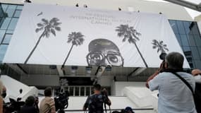 Derniers préparatifs avant le coup d'envoi du 74e festival de Cannes le 4 juillet 2021